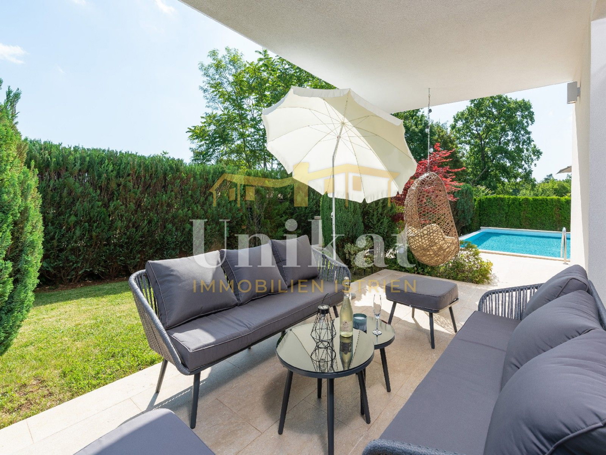 Villa moderna con piscina interna ed esterna